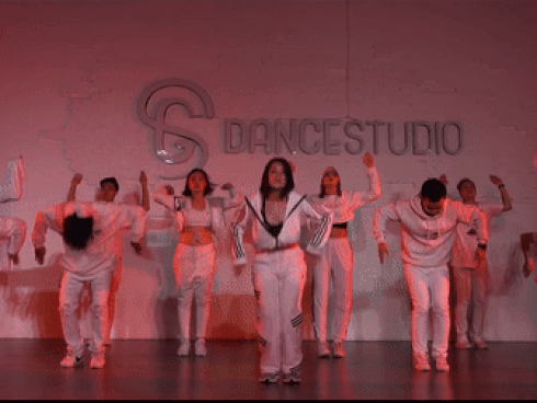Chi Pu dạy khán giả nhảy theo những vũ đạo kỳ quái trong MV