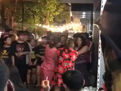 Dân mạng chia sẻ rần rần clip 'xử đẹp' hàng xóm chỉ vì tội 'đưa mồm đi chơi hơi xa'