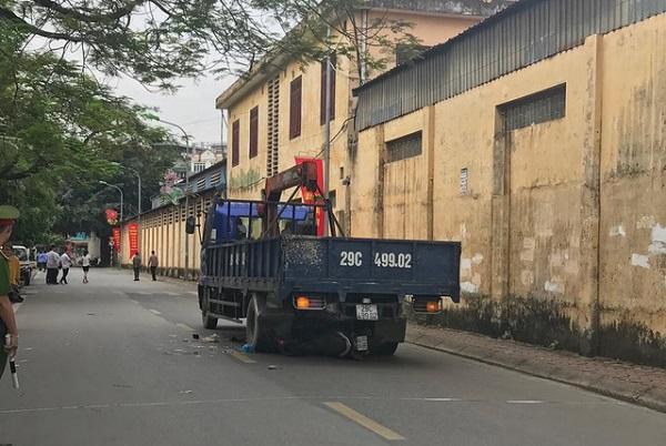 Ngày 31/5, một vụ tai nạn ở Hà Nội khiến 3 mẹ con tử vong, trong đó có 1 thai nhi 8 tháng tuổi văng ra khỏi bụng mẹ bị xe tải cuốn vào gầm. Theo lời kể của nhân chứng, thời điểm xảy ra tai nạn trên xe máy chở 3 người, gồm 1 phụ nữ mang bầu, 1 bé gái khoảng 3 tuổi và một người đàn ông điều khiển phương tiện. Khi chiếc xe máy đang lưu thông thì bị 1 xe tải khác lùi trúng. Hiện vụ tai nạn đã được công an thụ lý.