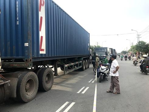Thai nhi văng ra khỏi bụng mẹ sau vụ tai nạn kinh hoàng với xe container