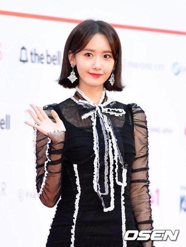 Mỹ nhân châu Á Yoona cũng từng chọn thiết kế này để tham dự một sự kiện trong nước và tạo ấn tượng không kém 2 nàng đẹp của làng giải trí Việt.