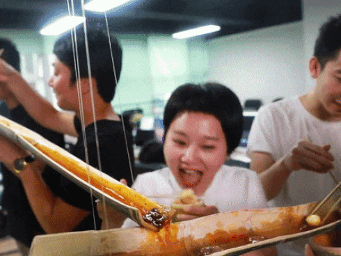 Không ai có tâm như 'thánh ăn công sở', chuyển thức ăn cho đồng nghiệp bằng thanh tre ngay tại văn phòng
