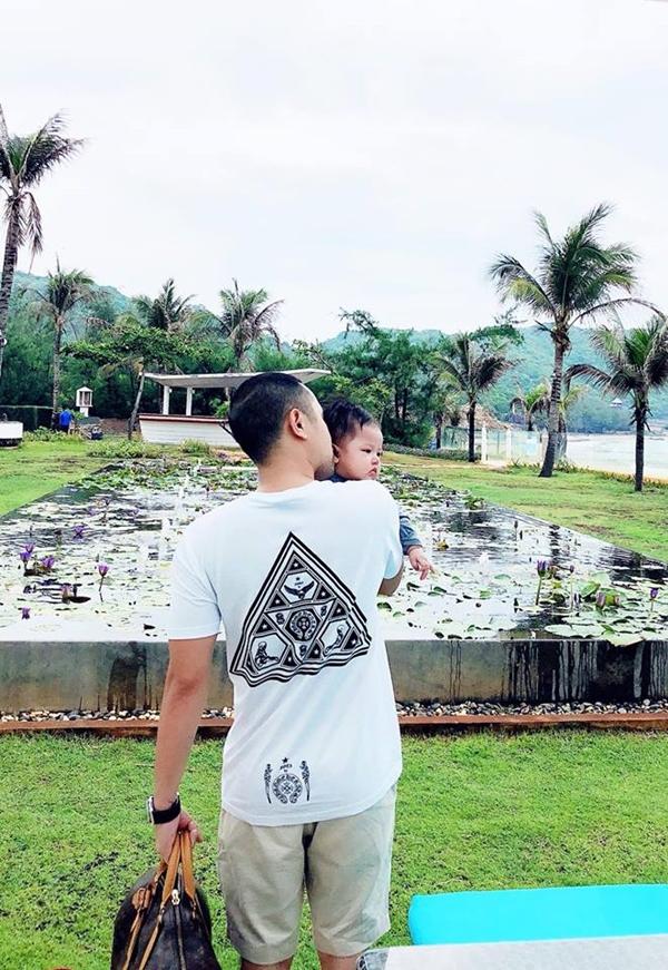 Trang Pilla bắt lấy khoảnh khắc đáng yêu của ông xã và con gái từ phía sau cùng lời nhắn nhủ yêu thương: "Hai tình yêu của tôi".