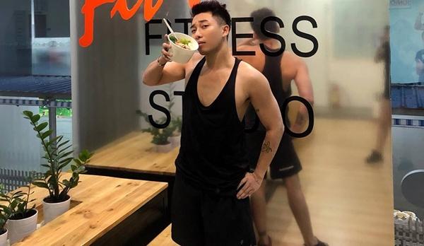 Stylist Hoàng Ku nhủ lòng: "Sau khi đi Pháp về đã giảm 2 kg. Phải chăm sóc, tập tành và ăn uống đầy đủ thì mới đẹp được. Đẹp thì mới có nhiều người yêu".