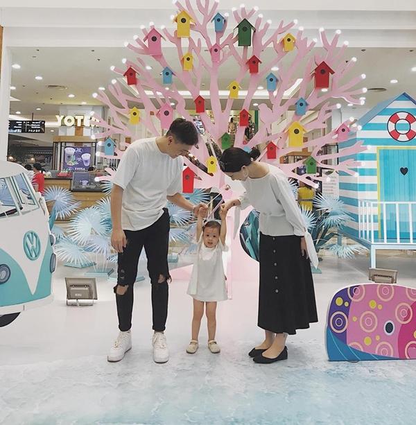 Vợ chồng Kiên Hoàng - Heo Mi Nhon đưa con đi chơi.