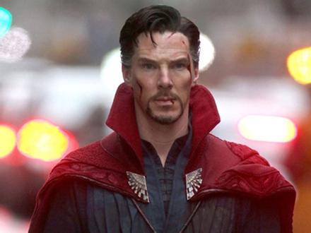 'Dr. Strange' Benedict Cumberbatch đánh bại 4 tên cướp trên đường phố