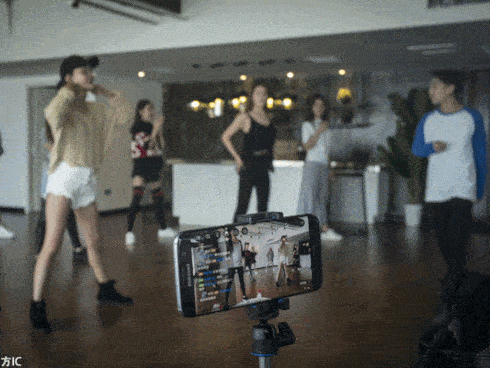 ngoi-sao-livestream.gif?width=150