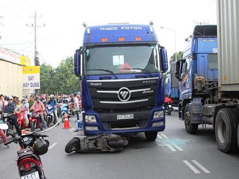 Bố mẹ ngã văng xuống đường vì tai nạn, con nhỏ một mình ngơ ngác trên xe máy phóng vun vút-2