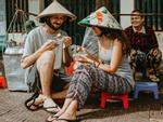 Cặp ngoại quốc chụp hình cưới ở vỉa hè Việt Nam 'cực chất'