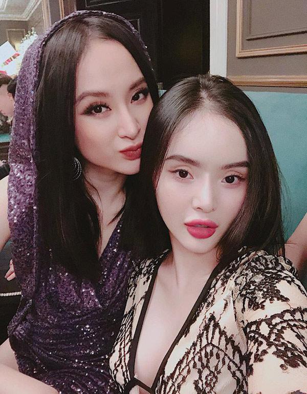 Sở hữu ngoại hình xinh đẹp cùng thân hình nóng bỏng, dù không tham gia showbiz nhưng em gái của Angela Phương Trinh - Phương Trang luôn là cái tên thu hút sự quan tâm của giới trẻ Việt. Trước đây, trong mỗi lần xuất hiện tại các sự kiện cùng chị gái, cô gái 22 tuổi không được đánh giá cao về thần thái cũng như phong cách ăn mặc.