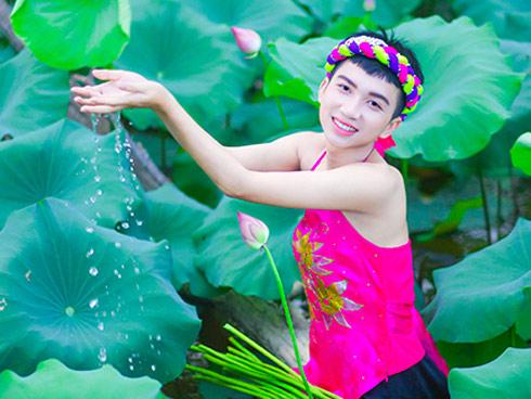 Nữ sinh Hải Dương sở hữu vòng ngực 110 cm khiến người xem bỏng mắt với ảnh áo yếm bên sen-7