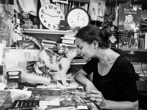 Khoảnh khắc 'thỏa mãn' vô cùng đáng yêu của boss khi được con sen cưng nựng