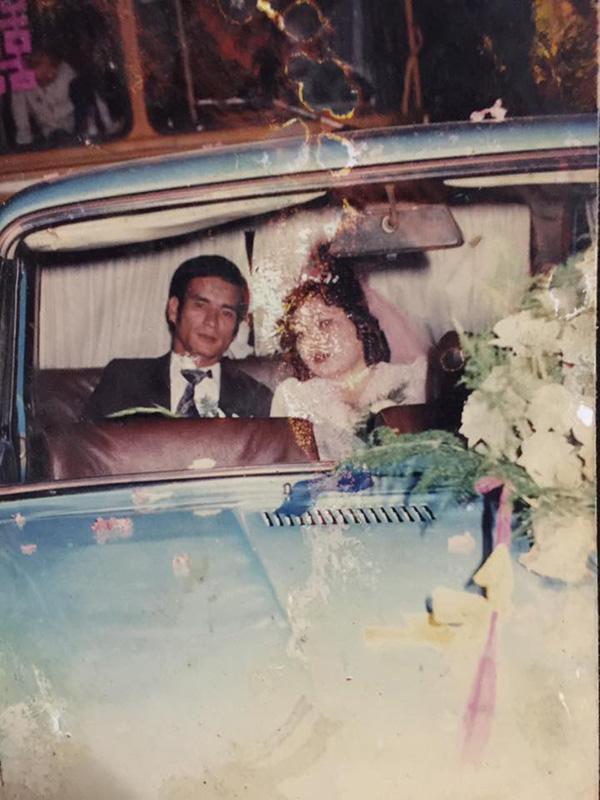 Bố mẹ bạn Bích Hường chất chơi khi rước dâu bằng ô tô.