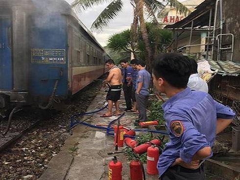 Tàu đang chạy bốc cháy, hành khách chạy tán loạn