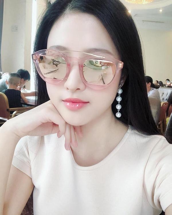 Em gái Huyền Baby - Ngọc Diễm sành điệu với mắt kính thời trang.