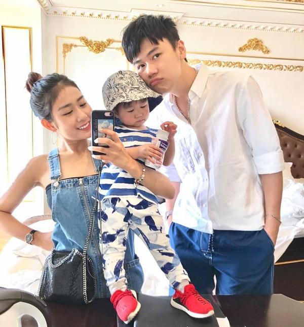 Vợ chồng Tùng Sơn - Trang Lou tranh thủ đưa con khám phá danh lam thắng cảnh Nha Trang: "Đi chơi nốt hôm nay lại về Hà Nội của anh nào".