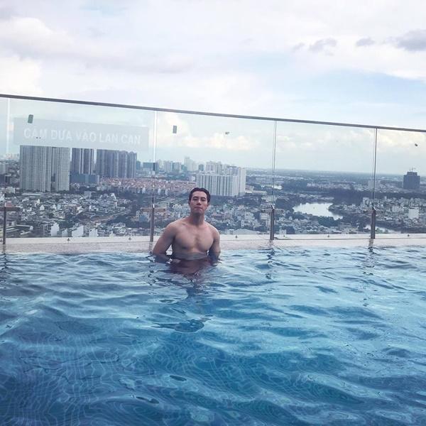 Minh Tú mở đầu tin tức hot girl - hot boy Việt với khoảnh khắc khoe body săn chắc.