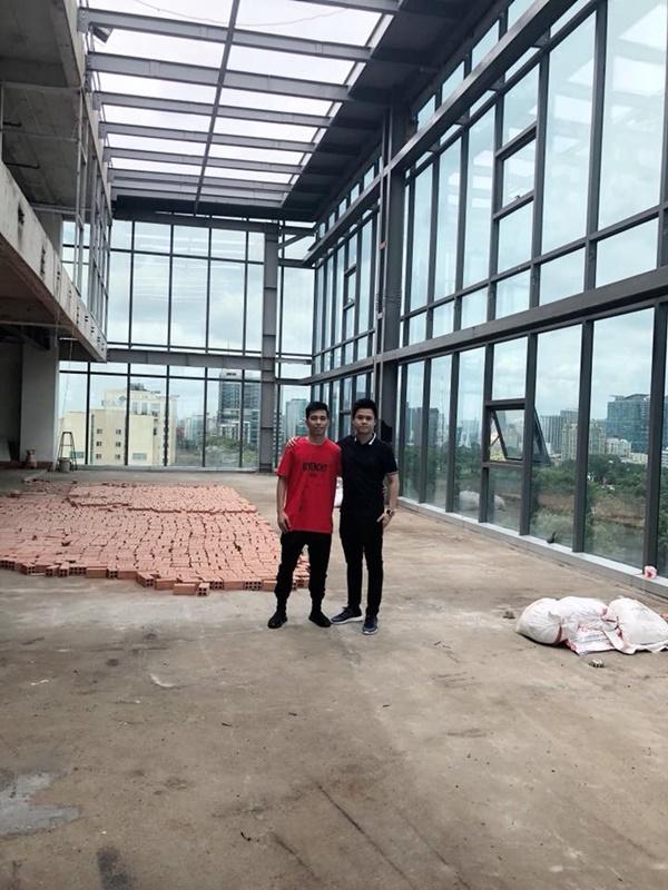 Phan Thành check in bên công trình dở dang cùng chia sẻ: "Còn 26 ngày nữa".