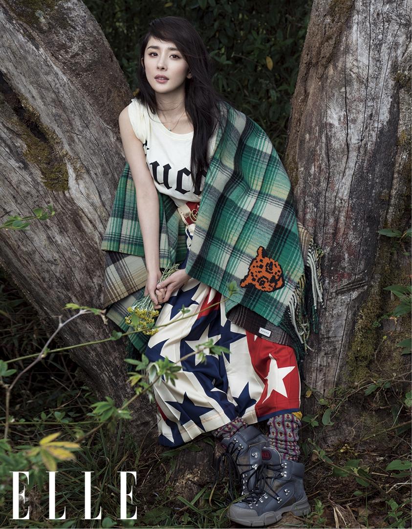 Người đẹp cá tính khi diện váy áo sắc màu, khoác khăn nổi bật.