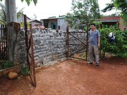 Một hộ dân bị xây bít cổng vì không đóng tiền đường