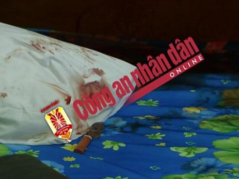 Cô gái gào thét bên bạn trai bê bết máu trong phòng khách sạn