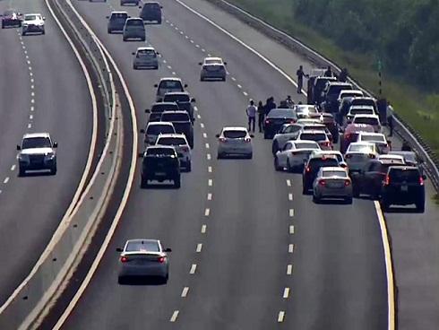 Hàng chục ô tô đám cưới dừng trên cao tốc Hà Nội - Hải Phòng chụp ảnh