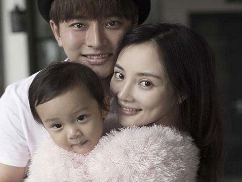 Lý Tiểu Lộ đeo nhẫn cưới trở lại, ngầm xác nhận tái hợp Giả Nãi Lượng sau scandal ngoại tình