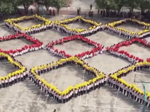 Lóa mắt chứng kiến cảnh cả nghìn học sinh đồng diễn xếp hình 'chuẩn không cần chỉnh'