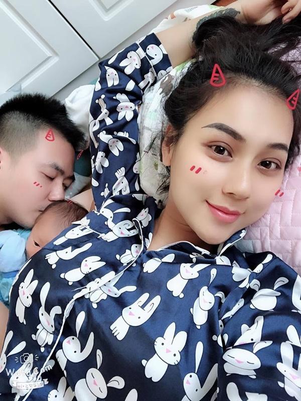 Khoảnh khắc hạnh phúc bên chồng và con của hot girl Nga Tây.