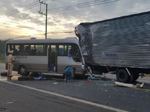 Xe khách tông xe tải trên Quốc lộ 20, 18 người vào cấp cứu