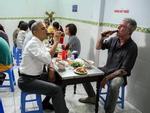 dau-bep-an-bun-cha-cung-obama-o-ha-noi-tu-tu-o-tuoi-61-oki.jpg?width=150