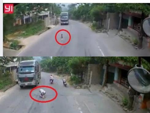 Lại xuất hiện clip em bé chạy ra ngồi chơi giữa đường, tài xế xe tải hốt hoảng phanh gấp