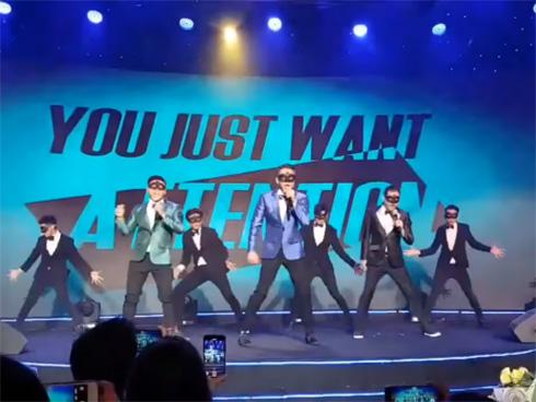 ÔNG SẾP HẠNH PHÚC NHẤT MẠNG XÃ HỘI: Được nhân viên chế nhạc cực hay hát chúc mừng sinh nhật-1