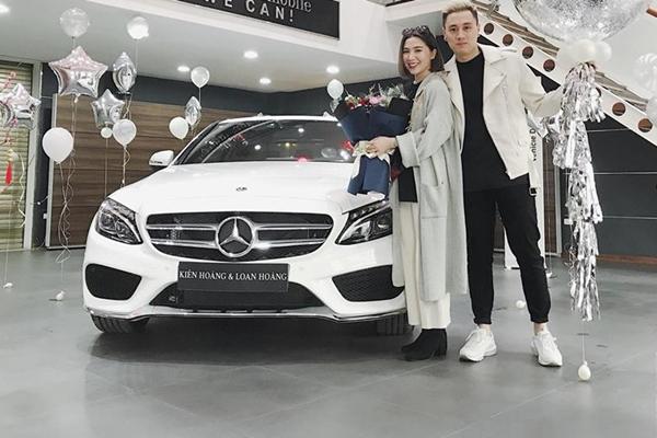 Tháng 2 vừa qua, vợ chồng hot girl - hot boy Heo Mi Nhon và Kiên Hoàng đã tậu chiếc Mercedes-Benz C300 AMG trị giá 1,95 tỷ đồng.