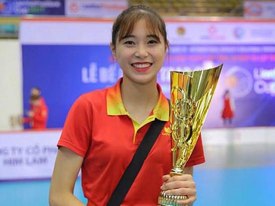 Hoa khôi bóng chuyền 16 tuổi 'thả thính' Bùi Tiến Dũng