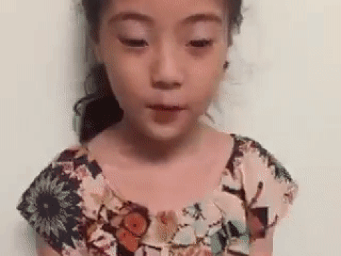 Bé gái Hàn trong clip Nói không với người lạ đã lớn, ra dáng chị gái-9