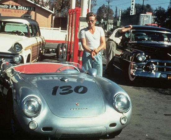 Nam diễn viên James Dean bên chiếc xe Porsche 550 Spyder trước khi qua đời trong vụ tai nạn năm 1955, khi anh mới 24 tuổi. Đây được coi là chiếc xe bị nguyền rủa bởi sau khi được sửa chữa và sang nhượng quyền sở hữu. Những người chủ mới của Porsche 550 Spyder đều gặp tai nạn tử vong trong khi chiếc xe chỉ bị hư hỏng rất nhẹ.