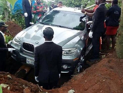 Thanh niên 'chịu chơi', chôn cất bố trong siêu xe 2 tỷ đồng