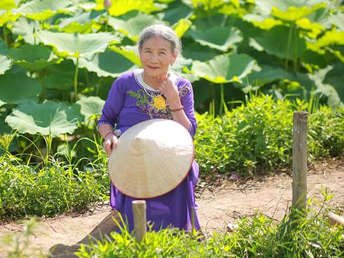 Cụ bà 'xì tin': 90 tuổi vẫn thích chụp ảnh cùng hoa, làm cuốn sổ ghi lại các bài thơ tự sáng tác