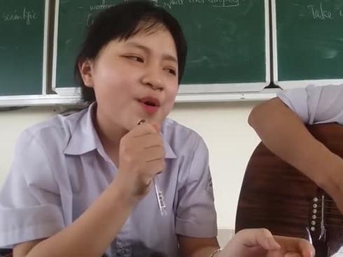 Nữ sinh cover 'Chạm đáy nỗi đau' trong giờ ra chơi