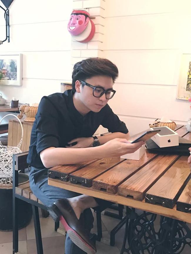 Tuy nhiên, thông tin mới đây khẳng định thiếu gia sinh năm 1994 trong một gia thế khủng tại Hà Nội, mới chính là chồng sắp cưới của Tú Anh. Dù tuổi đời còn rất trẻ nhưng anh đã giữ vị trí thanh tra trong ngành xây dựng. Bên cạnh đó, chàng trai này còn từng hẹn hò ca sĩ Văn Mai Hương.