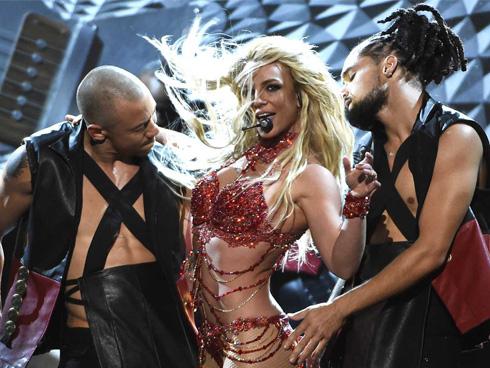 Sao nữ triệu người mê Britney Spears khốn khổ vì 'chàng thợ mỏ' chính hiệu
