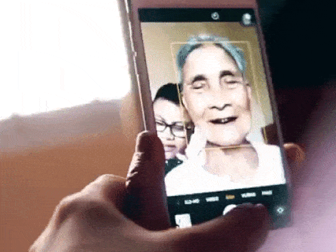Chê Iphone 7 plus của cháu quay hình xấu, cụ bà 93 tuổi khiến người xem khen ngợi 'quá đáng yêu'