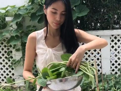 Thấy mẹ bán được 190 nghìn tiền rau sạch hái từ khu vườn trong mơ, Thủy Tiên hết lời khen: 'Vi diệu'