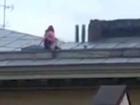 'Mây mưa' trên mái nhà, cặp tình nhân khiến dư luận lo lắng vì chỉ chực rơi xuống đất