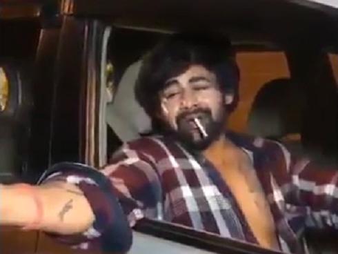 Bé gái tay cầm thuốc đưa lên miệng hút trong sự cười đùa của người đàn ông ngồi cạnh khiến nhiều người bức xúc-2