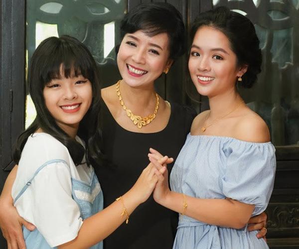 NSƯT Chiều Xuân có cuộc sống viên mãn bên chồng cùng hai con gái tên Hồng Mi và Hồng Khanh.