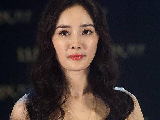 Lộ cằm thô trong loạt ảnh chưa photoshop, Dương Mịch cũng lộ luôn bí mật chưa từng 'dao kéo' như tin đồn