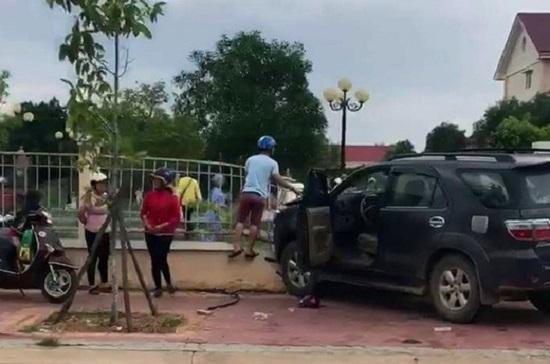 Trong khi đó tại Bình Thuận cũng xảy ra một vụ người nhà truy sát nhau vì mâu thuẫn cá nhân: em rể lái ô tô đâm thẳng vào anh vợ rồi bỏ trốn khiến nạn nhân phải nhập viện. Hiện cơ quan công an đang điều tra, truy bắt nghi can.