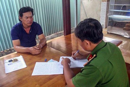 Nghi người tình có bồ khác, người đàn ông ở Bình Dương nhẫn tâm sát hại người tình ngay tại nhà nghỉ. Vụ án mạng xảy ra vào ngày 12/6. Nghi can đã ra đầu thú sau khi gây án.